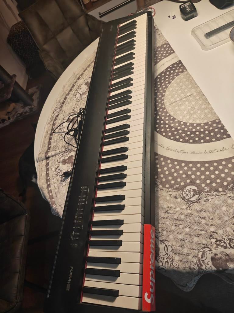 Roland FP-30 digitaal piano - defecte voeding, Muziek en Instrumenten, Ophalen, Gebruikt, 88 toetsen, Roland