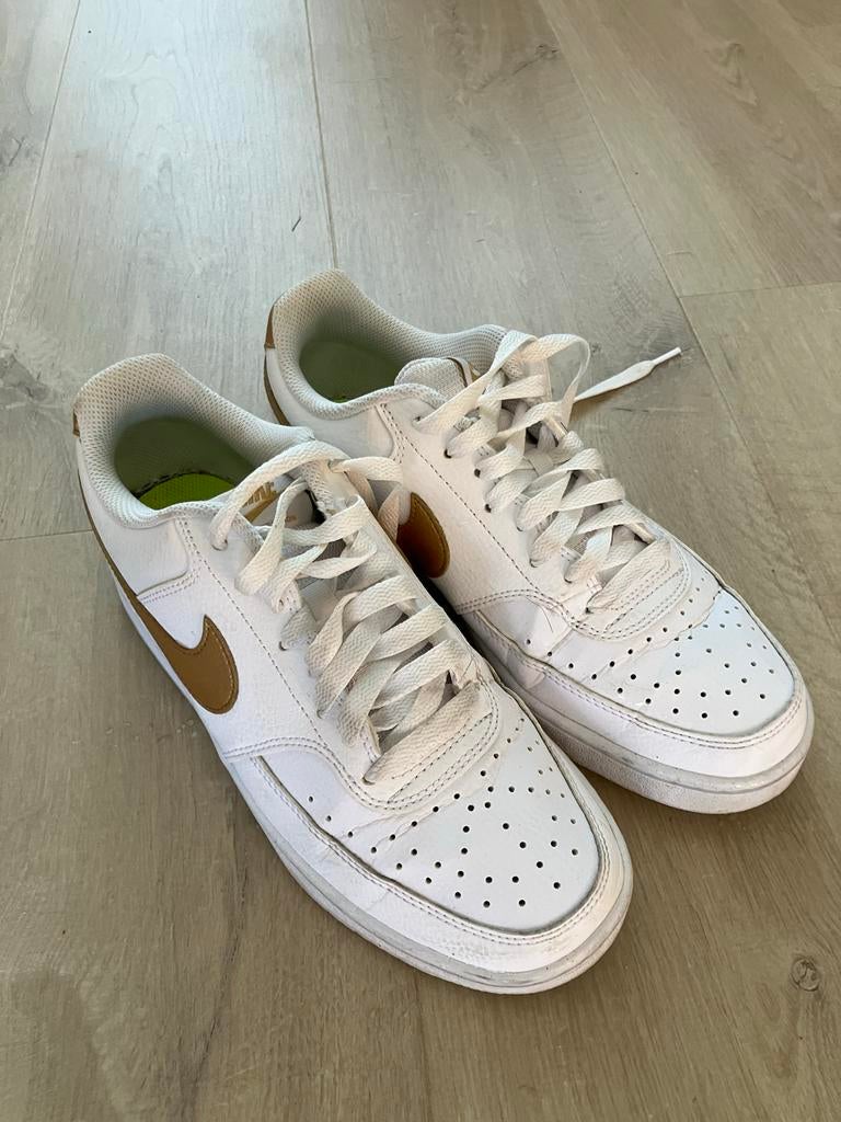 Nike Court Vision Low Wit Goud - Maat 40, Kleding | Dames, Schoenen, Wit, Ophalen of Verzenden, Sneakers of Gympen, Zo goed als nieuw