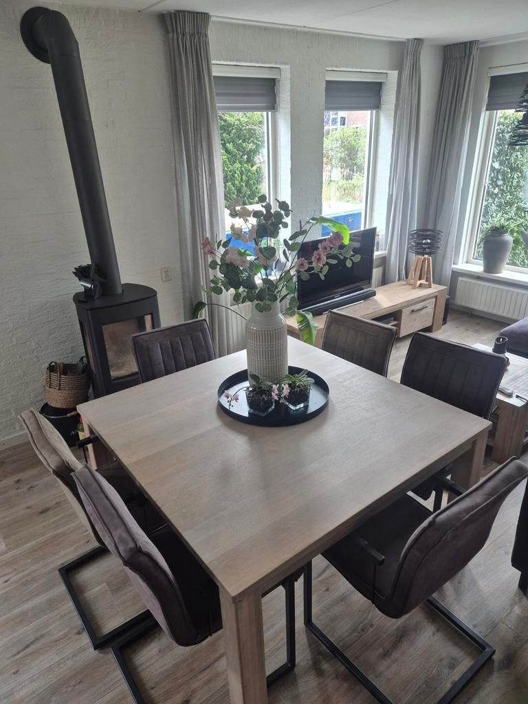 Eethoek: Tafel (130x129.5cm) met 6 stoelen en verlengstuk, Ophalen