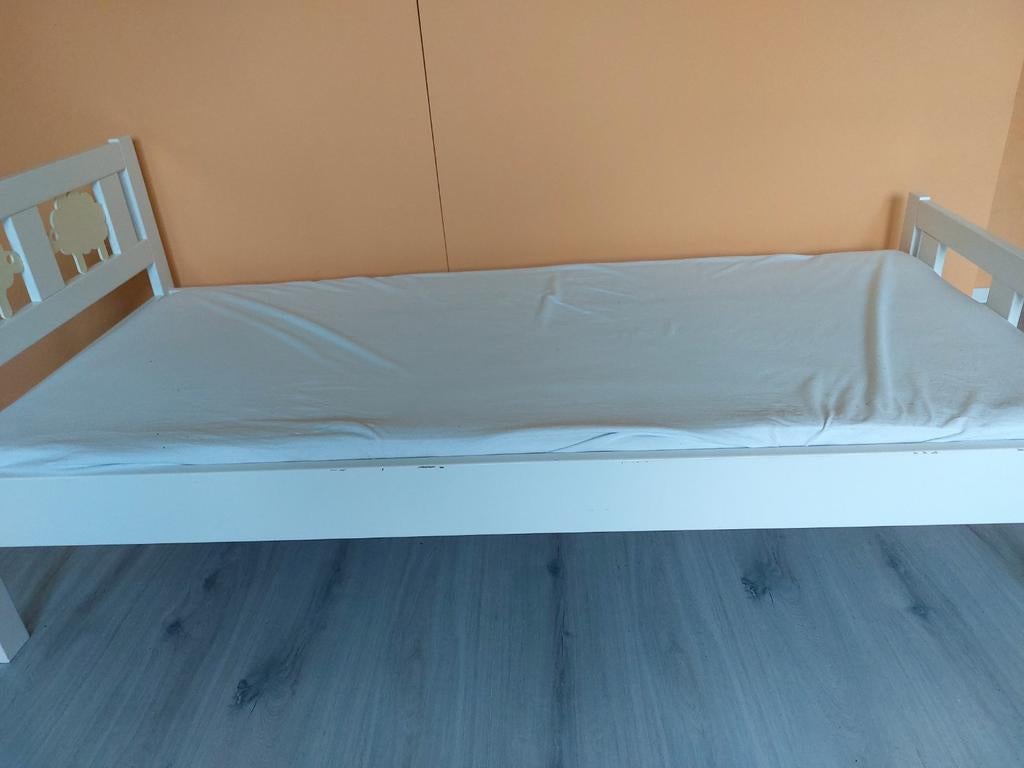 Peuterbed van Ikea - Wit met Schaapjes, Kinderen en Baby's, Kinderkamer | Bedden, Gebruikt, 70 tot 85 cm, 140 tot 160 cm, Ophalen