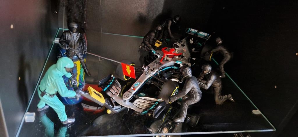 Mercedes Petronas F1 pitcrew 1:18, Ophalen of Verzenden, Zo goed als nieuw, Formule 1