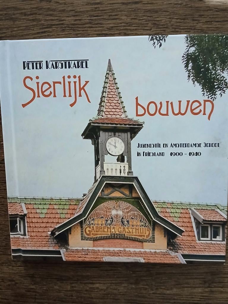 SIERLIJK BOUWEN,  FRIESLAND 1900-1940 NIEUWSTAAT.., Boeken, Kunst en Cultuur | Architectuur, PETER KARSTKAREL, Ophalen of Verzenden