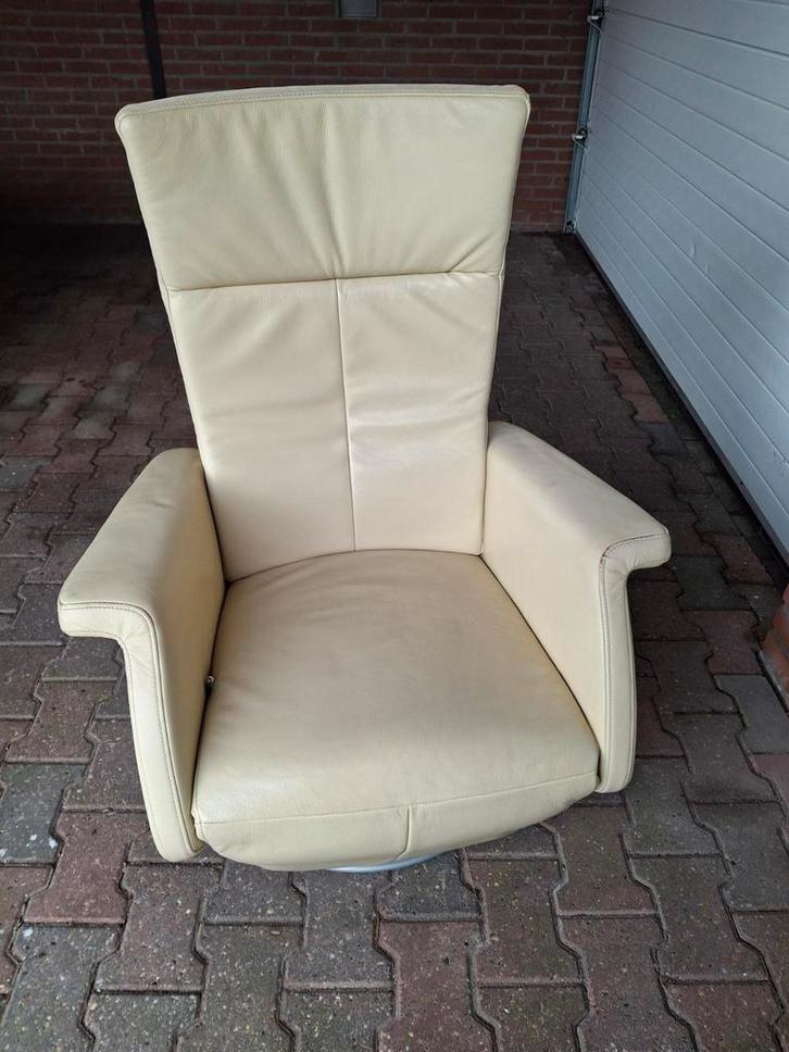 2 Comfortabele fauteuils in goede staat, Huis en Inrichting, Fauteuils, Gebruikt, Leer, Metaal, 50 tot 75 cm, Minder dan 75 cm