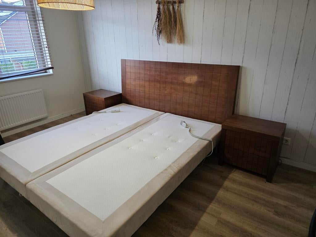 Swiss Sense elektrisch verstelbaar bed met nachtkastjes, Bruin, Tweepersoons, Ophalen of Verzenden, 180 cm