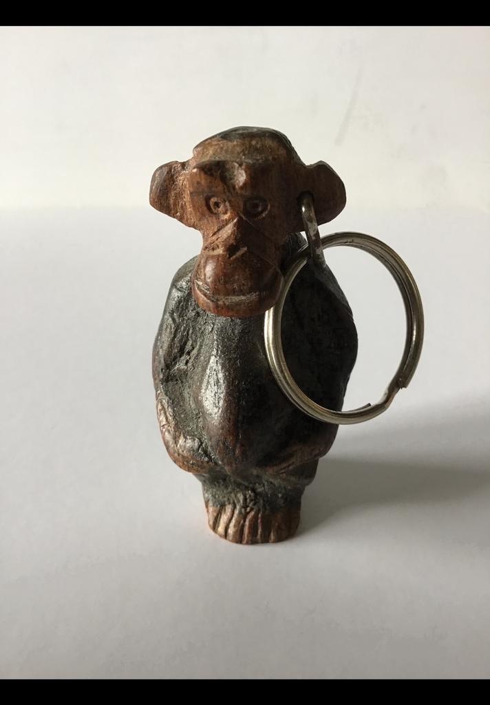 Klein houten aapje. Handgestoken houtsnijwerk. Sleutelhanger, Ophalen of Verzenden