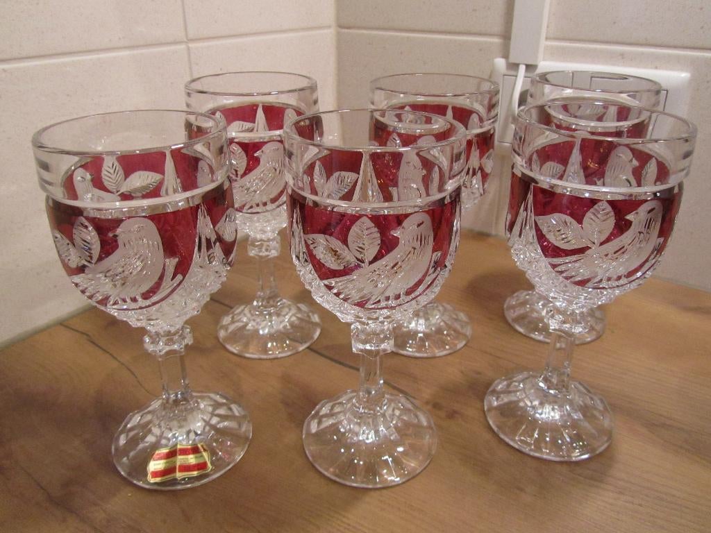 Boheems kristal wijnglazen met geslepen vogel, Ophalen of Verzenden