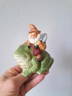 Kabouter met schep op rug kikker, aardewerk 10x7x11cm, Ophalen of Verzenden, Zo goed als nieuw, Fantasy