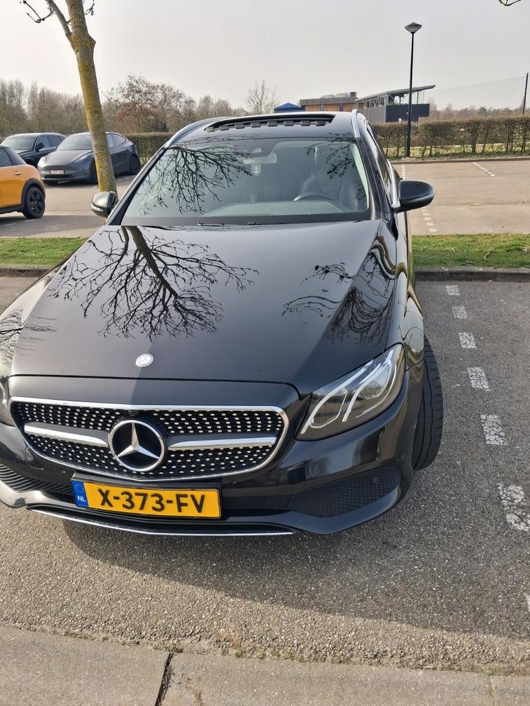 Mercedes-Benz E-klasse 200-Premium Plus-Pano-AMG-Velg, Achterwielaandrijving, 4 cilinders, Zwart, 93 €/maand