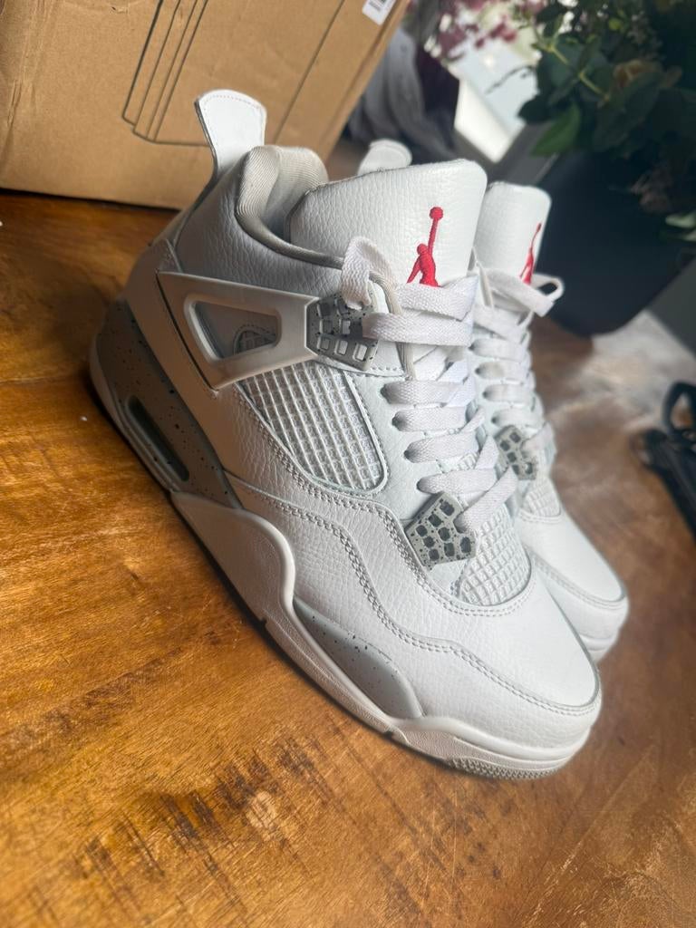 Jordans maat 42, Ophalen of Verzenden, Zo goed als nieuw, Schoenen