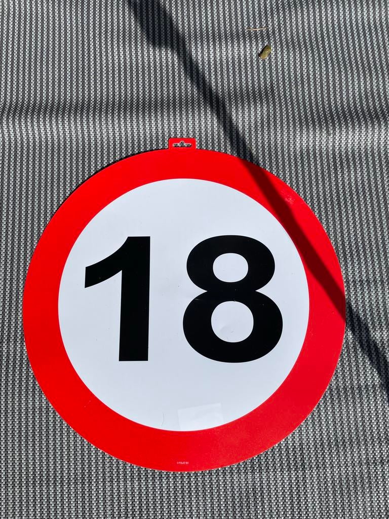 Verkeersbord 18 jaar - Feestversiering, Hobby en Vrije tijd, Feestartikelen, Ophalen of Verzenden, Nieuw, Versiering, Verjaardag