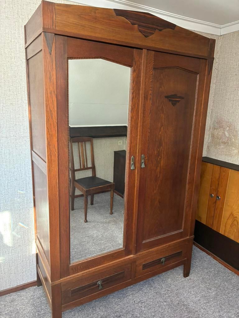 Antieke kleding kast en wastafel te koop., Ophalen