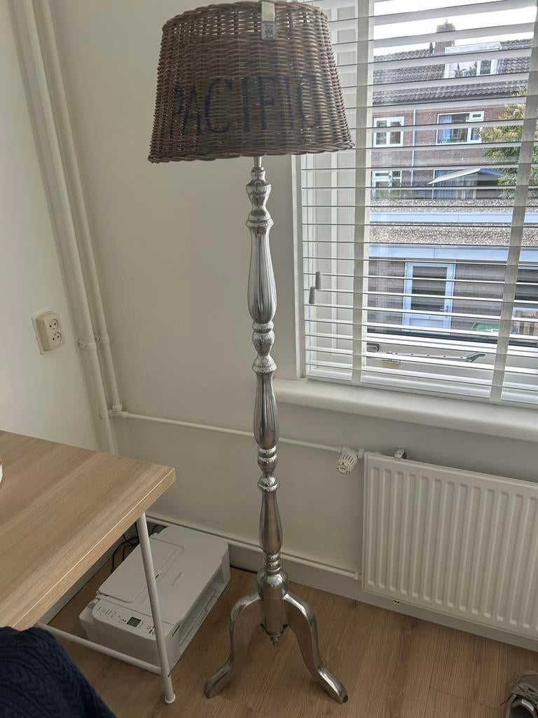 Prachtige Riviera Maison vloerlamp met rieten kap, Ophalen, Zo goed als nieuw, Metaal, 150 tot 200 cm
