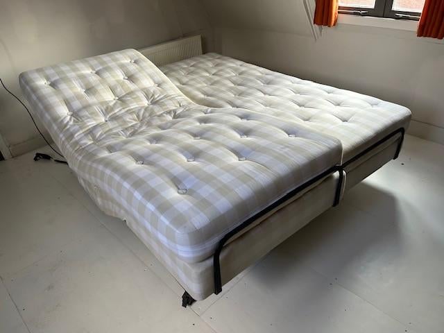 Hästens verstelbare boxspring, Huis en Inrichting, Slaapkamer | Bedden, Gebruikt, Tweepersoons, 90 cm, 210 cm, Stof, Wit, Verstelbaar