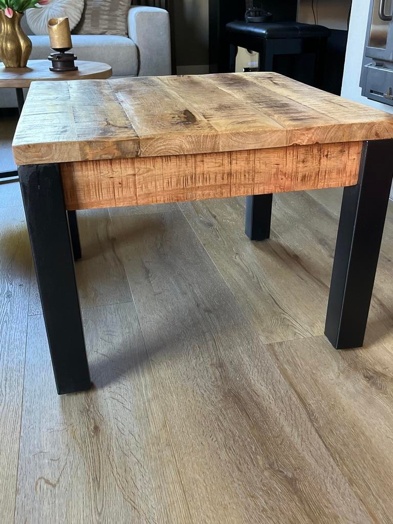 Houten salon-/bijzettafel met metalen poten, Huis en Inrichting, Tafels | Salontafels, Ophalen, 50 tot 100 cm, Vierkant, 50 tot 100 cm