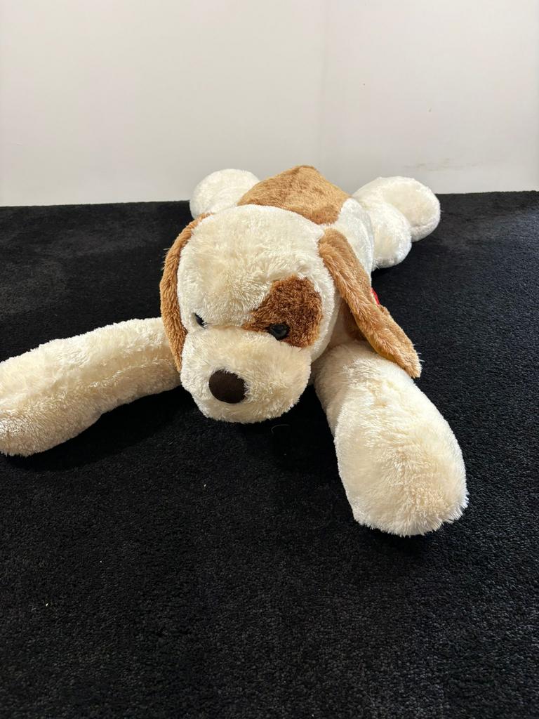 Grote liggende knuffelhond, wit met bruine vlekken, Gebruikt, Met label, Meerkleurig, Groot (groter dan 80 cm)