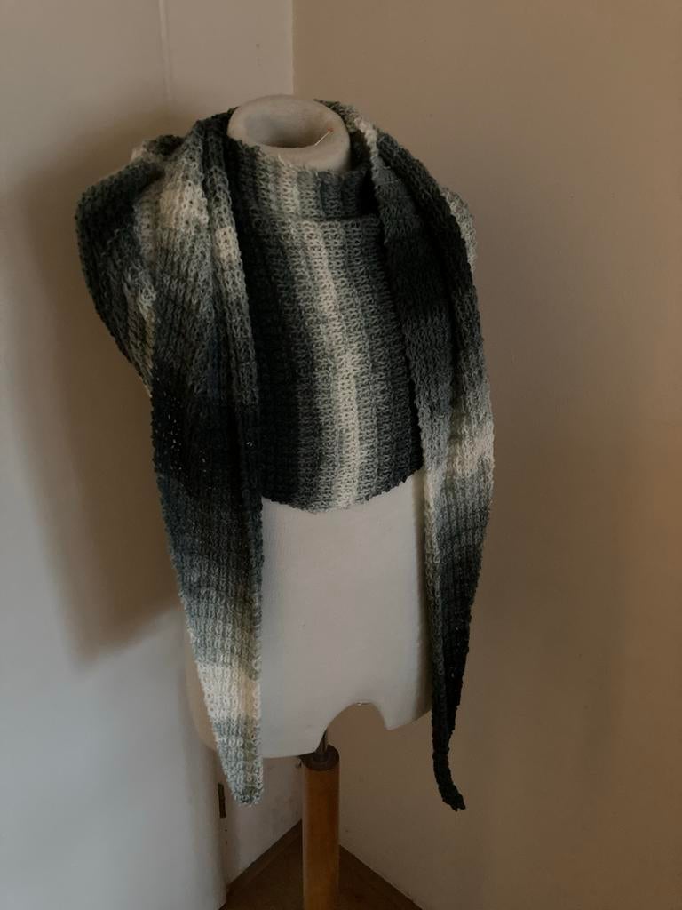 Handgebreide stola van The Screaming Duchess, Kleding | Dames, Mutsen, Sjaals en Handschoenen, Ophalen of Verzenden, Nieuw, Maat 46/48 (XL) of groter