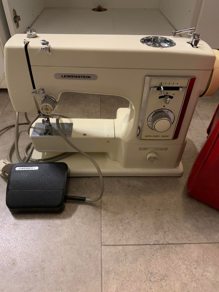 Leeuwenstein naaimachine., Ophalen, Zo goed als nieuw, Naaimachine, Overige merken