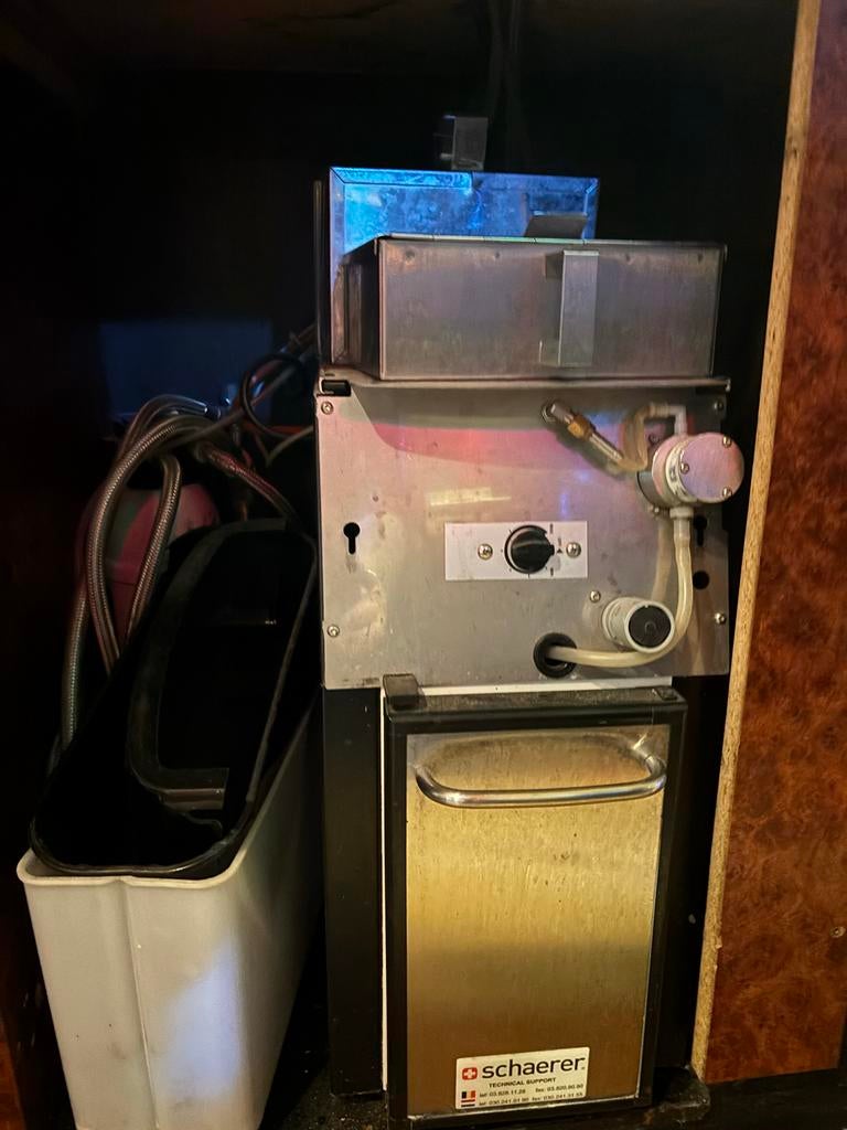 Professioneel koffieapparaat met melkkoeler, Gebruikt, 10 kopjes of meer, Koffiemachine, Koffiebonen