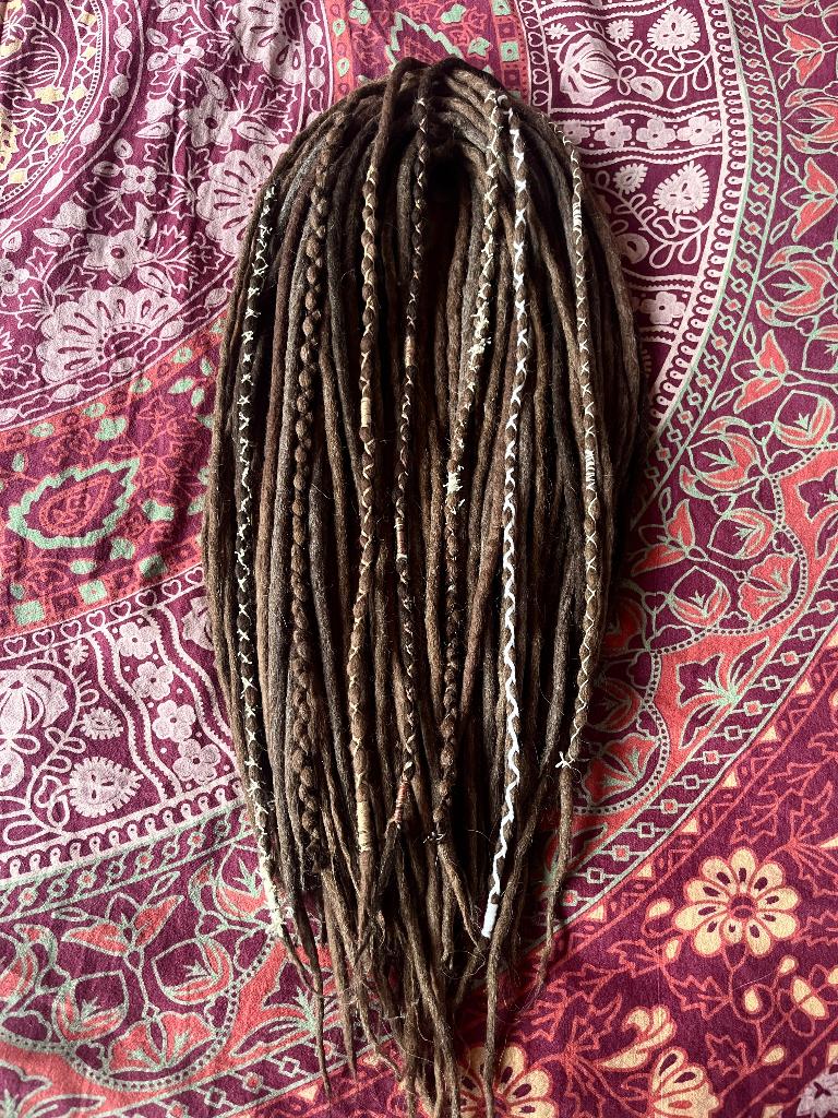 Bruine dubbele versierde wol dread mix nu voor 165€, Ophalen of Verzenden, Nieuw, Pruik of Haarverlenging