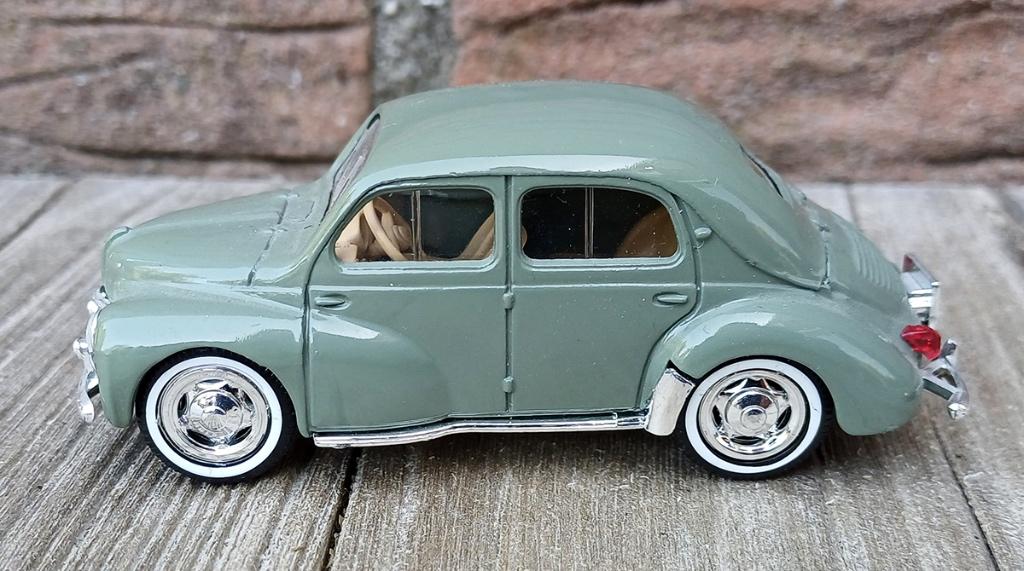 Renault 4 CV - Solido - Nr 01 Eeuw van de automobiel, Hobby en Vrije tijd, Modelauto's | 1:43, Ophalen of Verzenden, Zo goed als nieuw