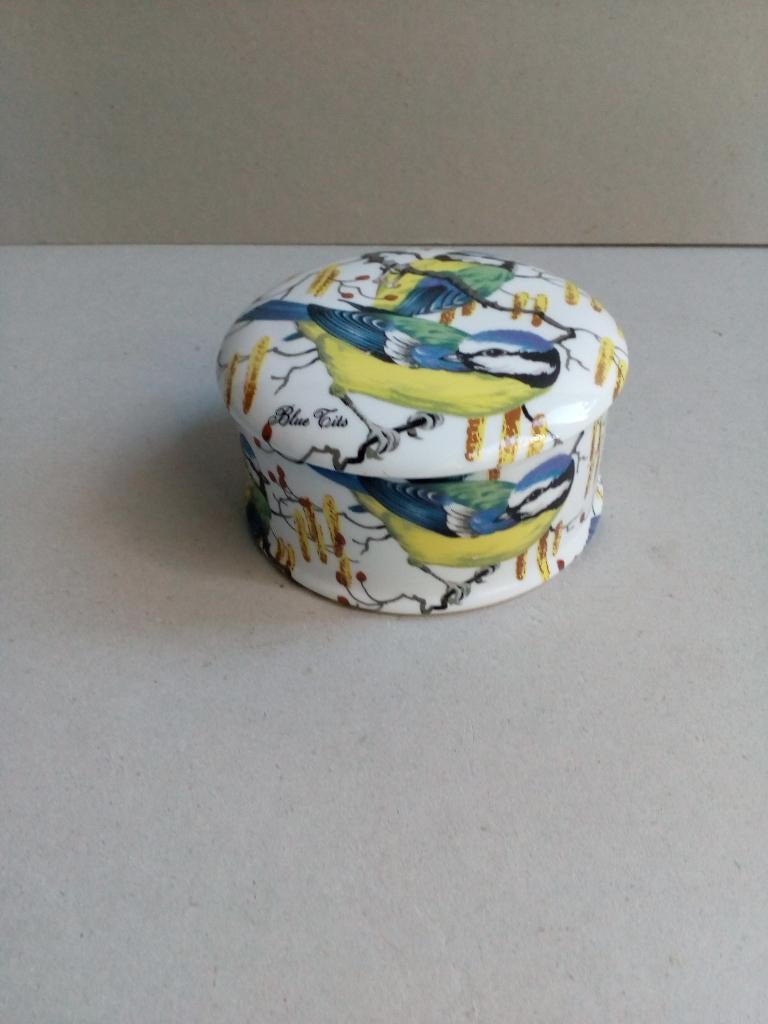 Keramiek dekselschaaltje.Bone China.Vogeltjes(pimpelmeesjes), Meerkleurig, Steen/keramiek, Ophalen of Verzenden, Zo goed als nieuw