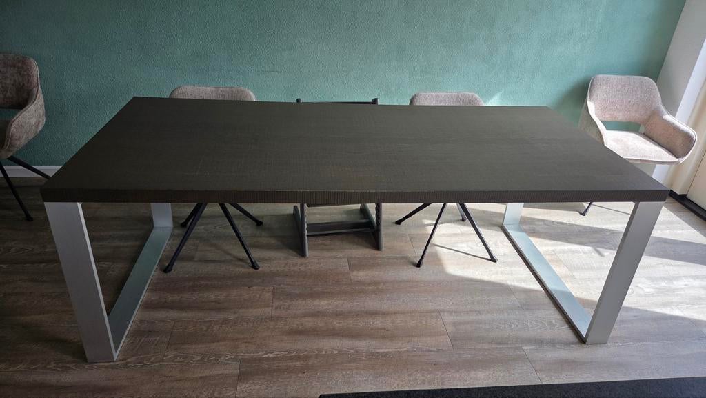 Donker houten eettafel met RVS poten 240x100cm, Huis en Inrichting, Tafels | Eettafels, Ophalen, 100 tot 150 cm, Design, 200 cm of meer
