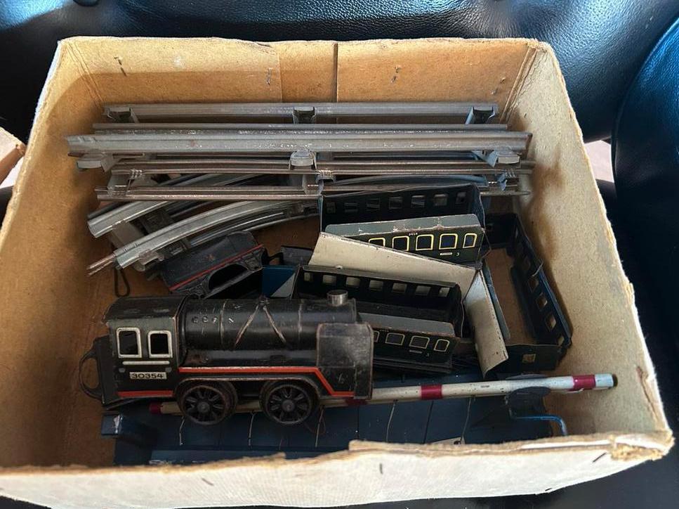 Vintage Treinset met Rails en Slagboom - Jaren '50, Overige merken, Gelijkstroom of Wisselstroom, Ophalen of Verzenden, Analoog