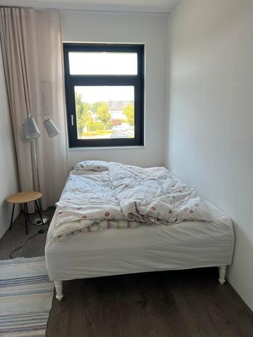 tweepersoonsbed beschikbaar voor biedingen