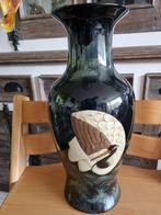 Vaas met kraanvogels zwart, Huis en Inrichting, Woonaccessoires | Vazen, Ophalen of Verzenden, Zwart, Aardewerk of Porselein, Minder dan 50 cm