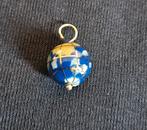 14kt Gouden wereldbol hanger met emaille en edelstenen, Overige voorstellingen, Ophalen of Verzenden, Zo goed als nieuw, Met edelsteen