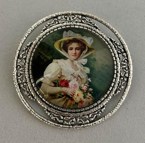 Broche Vintage lady, Sieraden, Tassen en Uiterlijk, Broches, Nieuw, Overige materialen, Ophalen of Verzenden