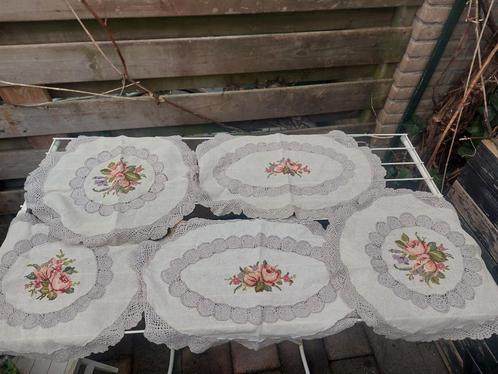 5 super mooie Brocante kleedjes met geborduurde bloemen, Antiek en Kunst, Antiek | Kleden en Textiel, Ophalen of Verzenden