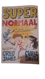 Greg James - Super normaal en de superschurken, Boeken, Ophalen of Verzenden, Zo goed als nieuw, Greg James & Chris Smith, Fictie