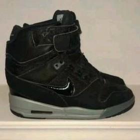 Nike Air revolution sky high maat 37,5 beschikbaar voor biedingen
