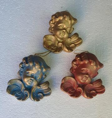 3 porseleinen Cherubijn beeldjes om op te hangen. beschikbaar voor biedingen