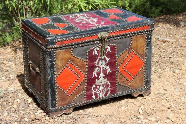 Brocante - Hele aparte houten kist!, Huis en Inrichting, Woonaccessoires | Kisten, Gebruikt, Overige houtsoorten, Metaal, Overige materialen