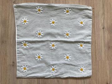 Kussenhoesje met madeliefjes beschikbaar voor biedingen