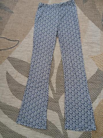 Donkerblauwe flare broek met print maat 158 beschikbaar voor biedingen