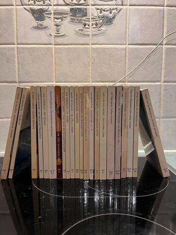 Een pakket boeken uit de Marnixpocket-reeks beschikbaar voor biedingen