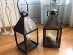 2 windlichten, Huis en Inrichting, Woonaccessoires | Kandelaars en Kaarsen, Ophalen, 25 tot 50 cm, Zo goed als nieuw, Metaal