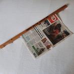 Vintage - Krant bij de hand om de krant te lezen, Ophalen of Verzenden, Gelezen, Krant