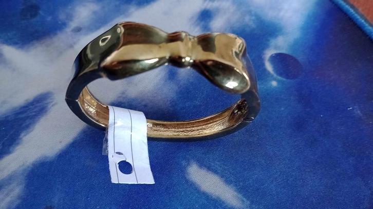 Goldtone (Strik) armband (met clip-on sluiting) Size 16/18cm, Sieraden, Tassen en Uiterlijk, Armbanden, Nieuw, Overige materialen