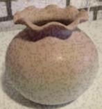 Bolvaasje, vaas leuke rand; 12 cm hoog en breed; beige roze, Ophalen of Verzenden, Zo goed als nieuw, Aardewerk of Porselein