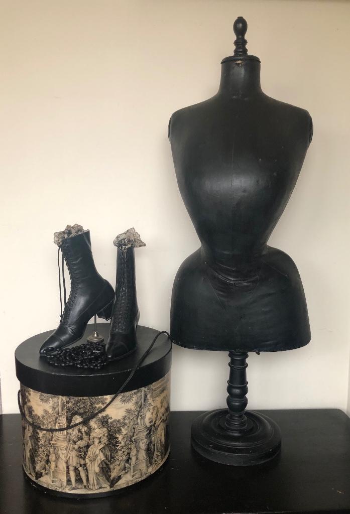 Wespentaille duivenborst tafelbuste Stockman paspop, Antiek en Kunst, Antiek | Woonaccessoires, Ophalen