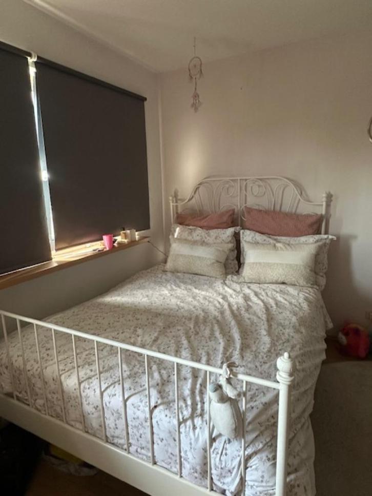 Ikea bed, Huis en Inrichting, Slaapkamer | Bedden, Gebruikt, Twijfelaar, 140 cm, 200 cm, Metaal, Wit, Ophalen