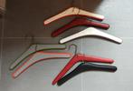 Vintage 7 kledinghangers meerdere kleuren, Ophalen of Verzenden, Gebruikt, Hout, Kinderen en Volwassenen
