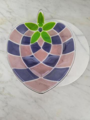 Glazen schaal in roze en paarse kleuren. beschikbaar voor biedingen