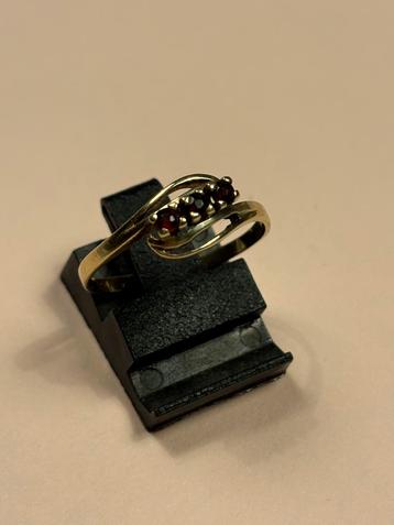 14K Gouden Slagring met Granaten beschikbaar voor biedingen