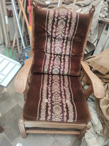 Verschillende oude stoelen beschikbaar voor biedingen