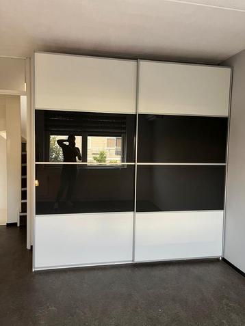 Grote zwarte/witte kledingkast met schuifdeuren.  beschikbaar voor biedingen